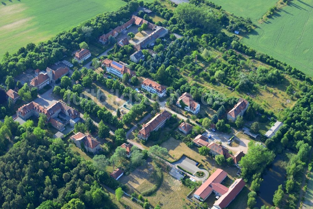 Burg (bei Magdeburg) von oben - Gebäude des Altersheim - Seniorenresidenz der an der Waldstraße in Burg (bei Magdeburg) im Bundesland Sachsen-Anhalt