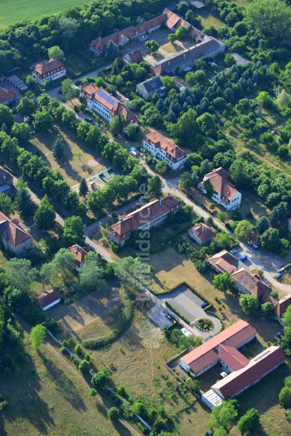 Burg (bei Magdeburg) aus der Vogelperspektive: Gebäude des Altersheim - Seniorenresidenz der an der Waldstraße in Burg (bei Magdeburg) im Bundesland Sachsen-Anhalt