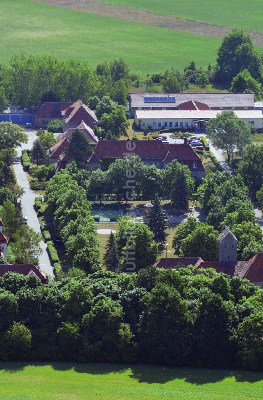 Burg (bei Magdeburg) von oben - Gebäude des Altersheim - Seniorenresidenz der an der Waldstraße in Burg (bei Magdeburg) im Bundesland Sachsen-Anhalt