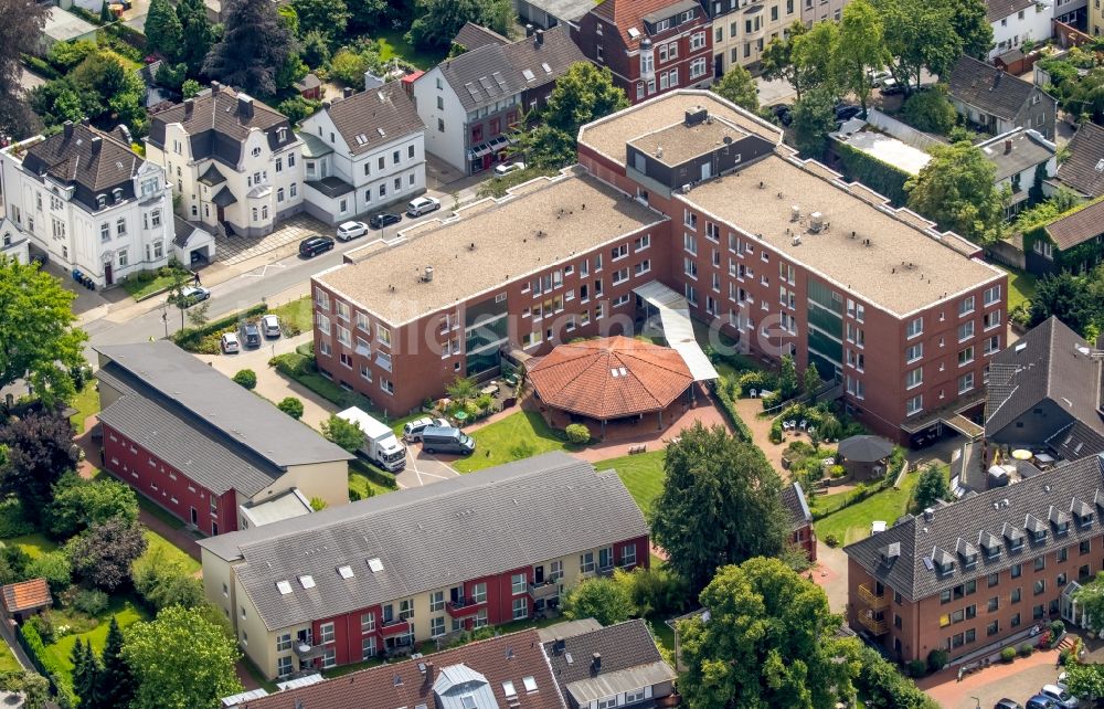 Essen von oben - Gebäude des Altersheim - Seniorenresidenz der Evangelischen Seniorenzentrum gGmbH Kettwig in Essen im Bundesland Nordrhein-Westfalen