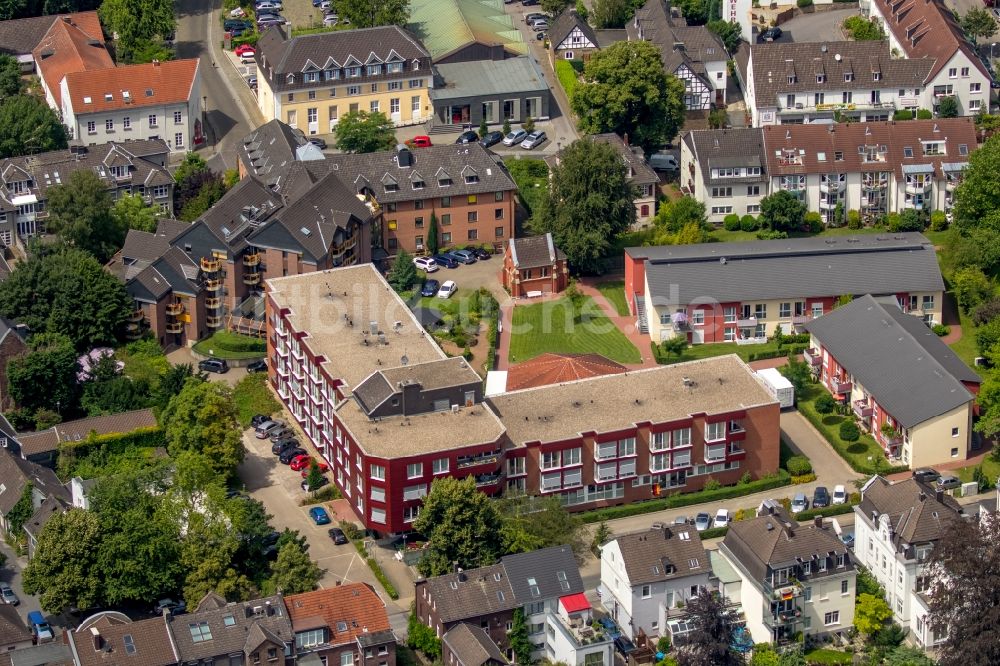 Luftbild Essen - Gebäude des Altersheim - Seniorenresidenz der Evangelischen Seniorenzentrum gGmbH Kettwig in Essen im Bundesland Nordrhein-Westfalen