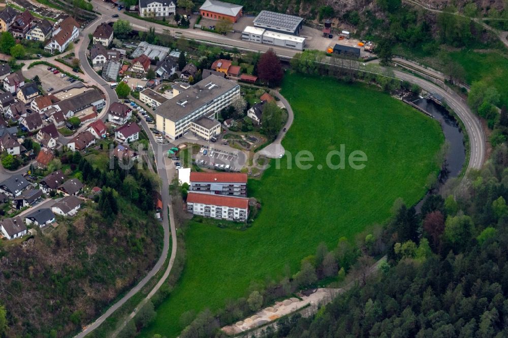 Luftaufnahme Schiltach - Gebäude des Altersheim - Seniorenresidenz der Gottlob Freithaler Haus in Schiltach im Bundesland Baden-Württemberg, Deutschland