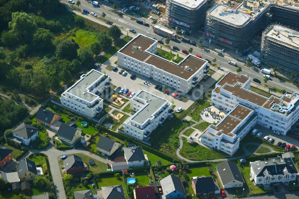 Luftbild Berlin - Gebäude des Altersheim - Seniorenresidenz der Johanniter Betriebsgesellschaft mbH an der Straße am Flugplatz Ecke Eisenhutweg in Berlin, Deutschland