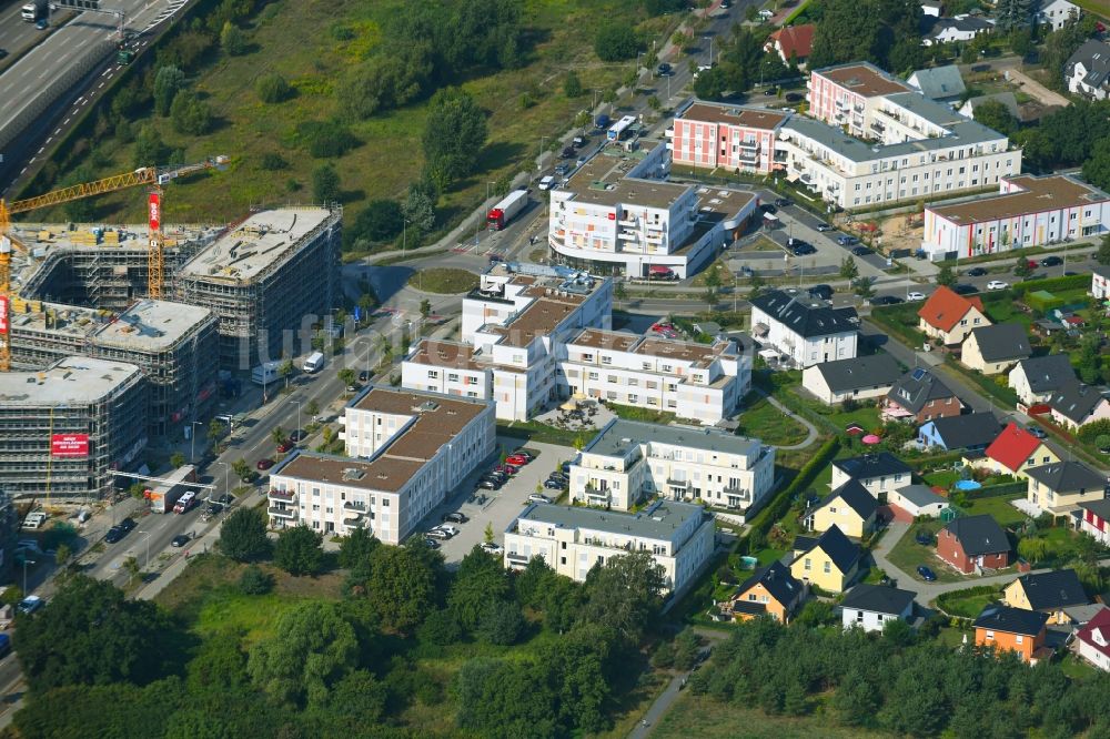 Berlin aus der Vogelperspektive: Gebäude des Altersheim - Seniorenresidenz der Johanniter Betriebsgesellschaft mbH an der Straße am Flugplatz Ecke Eisenhutweg in Berlin, Deutschland