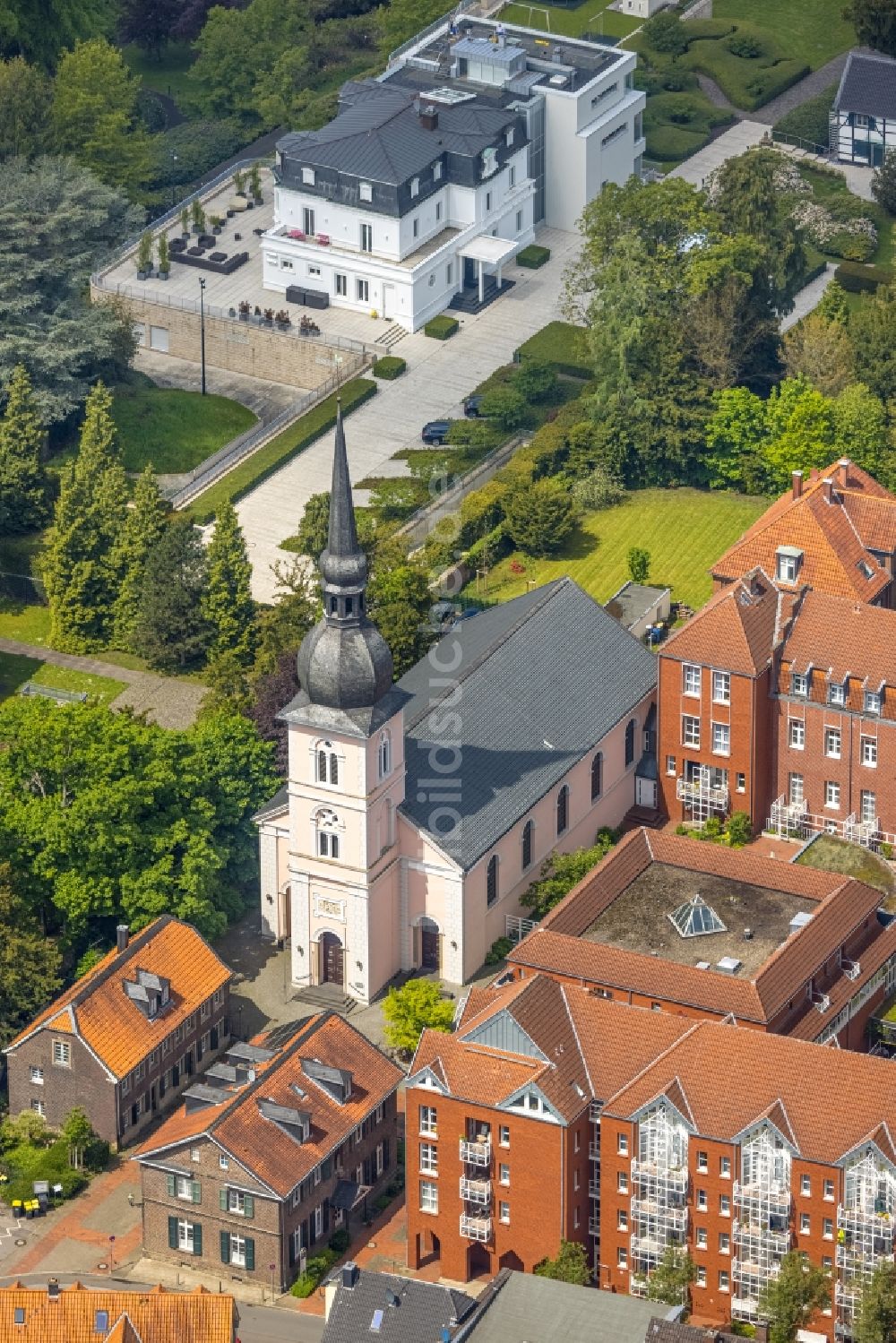 Essen aus der Vogelperspektive: Gebäude des Altersheim - Seniorenresidenz der St. Josefshaus Kettwig in Essen im Bundesland Nordrhein-Westfalen, Deutschland