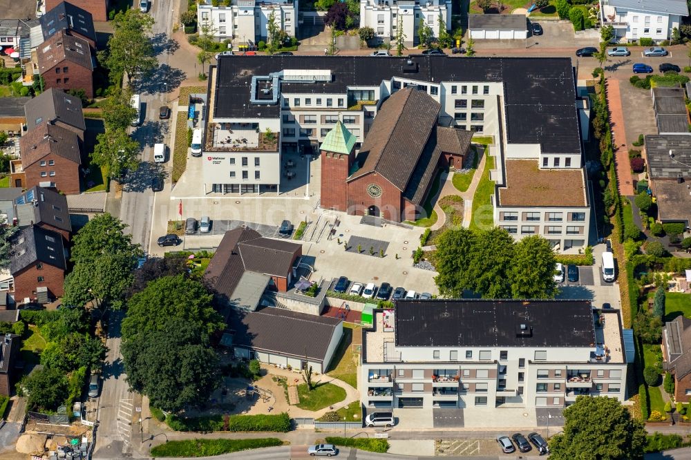 Luftbild Bottrop - Gebäude des Altersheim - Seniorenresidenz Malterserstift an der Kirche St. Suitbert im Stadtteil Vonderort in Bottrop im Bundesland Nordrhein-Westfalen