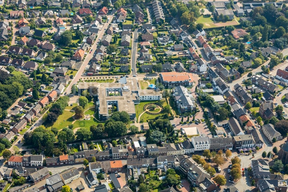 Luftaufnahme Elten - Gebäude des Altersheim - Seniorenresidenz an der Martinusstraße in Elten im Bundesland Nordrhein-Westfalen, Deutschland