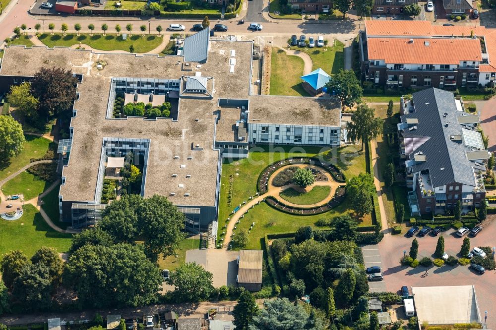 Elten von oben - Gebäude des Altersheim - Seniorenresidenz an der Martinusstraße in Elten im Bundesland Nordrhein-Westfalen, Deutschland