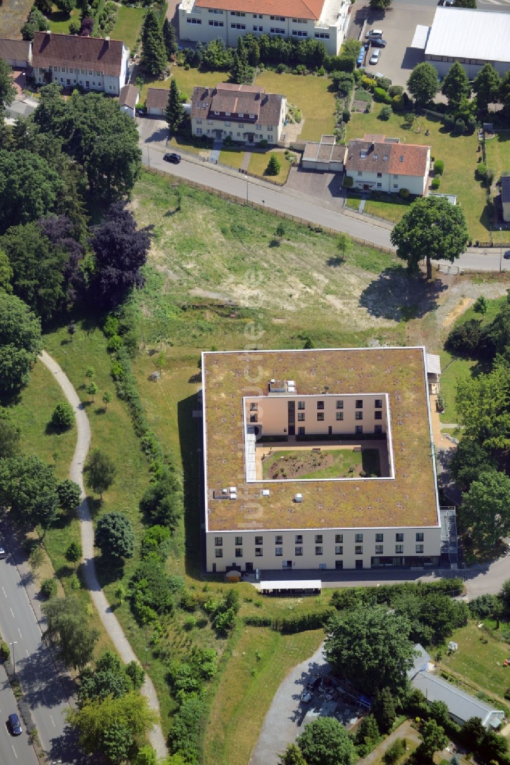 Luftaufnahme Bad Salzuflen - Gebäude des Altersheim - Seniorenresidenz der MediCare Seniorenresidenz Hoffmannspark in Bad Salzuflen im Bundesland Nordrhein-Westfalen