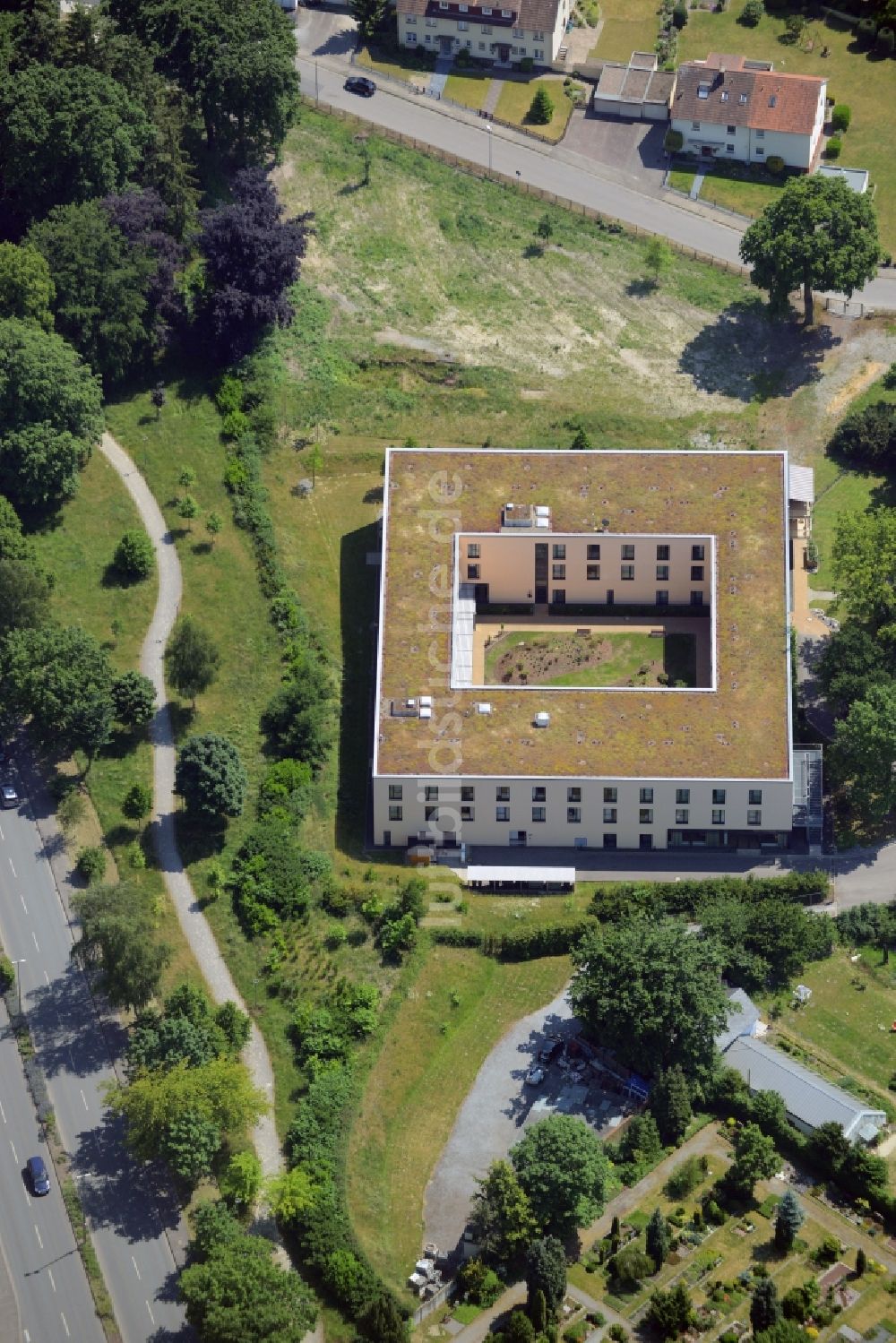 Bad Salzuflen von oben - Gebäude des Altersheim - Seniorenresidenz der MediCare Seniorenresidenz Hoffmannspark in Bad Salzuflen im Bundesland Nordrhein-Westfalen