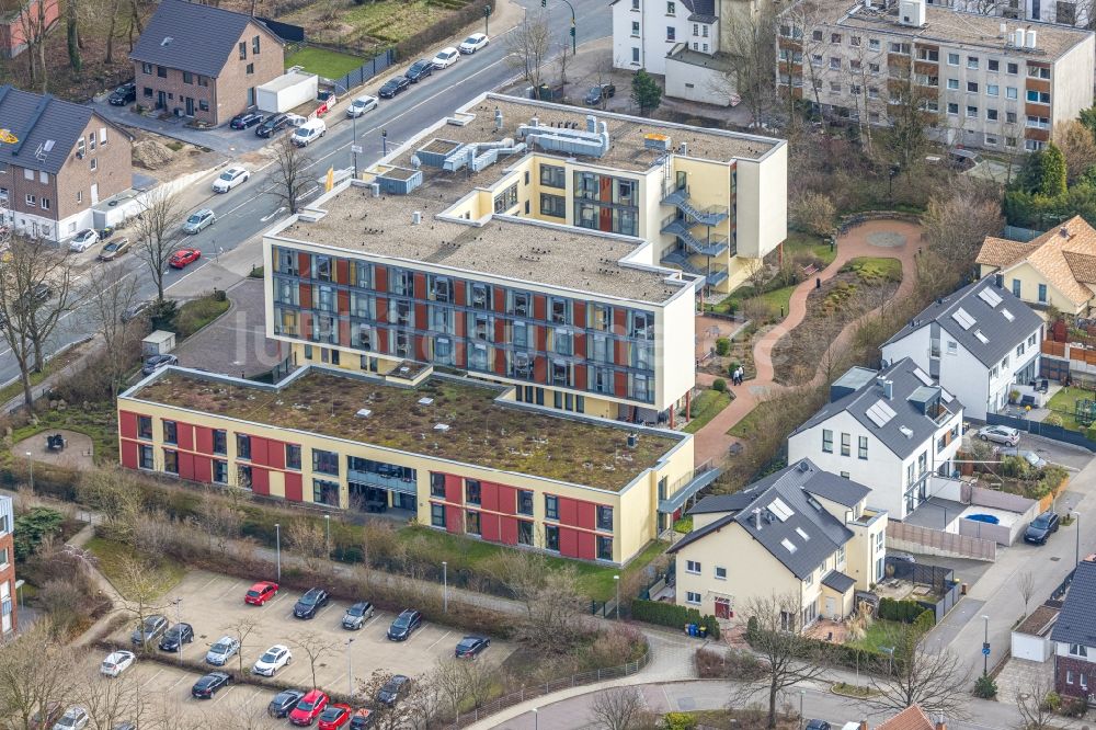 Essen von oben - Gebäude des Altersheim - Seniorenresidenz Paul-Hannig-Heim an der Heidhauser Straße im Ortsteil Heidhausen in Essen im Bundesland Nordrhein-Westfalen, Deutschland