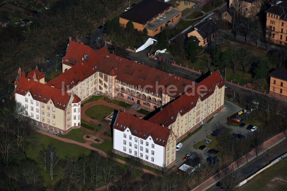 Luftbild Halle (Saale) - Gebäude des Altersheim - Seniorenresidenz der Paul-Riebeck-Stiftung Halle Altenpflegeheim im Riebeckpark im Ortsteil Stadtbezirk Süd in Halle (Saale) im Bundesland Sachsen-Anhalt