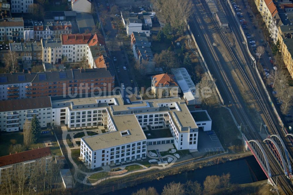 Berlin von oben - Gebäude des Altersheim - Seniorenresidenz der Pflegeheimes Club Treptow am Güldenhofer Ufer in Berlin