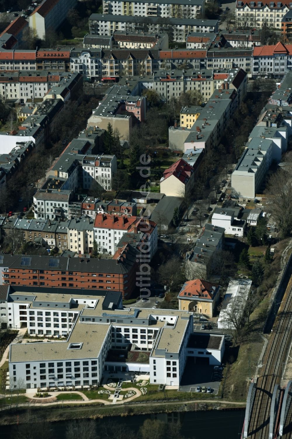 Berlin von oben - Gebäude des Altersheim - Seniorenresidenz der Pflegeheimes Club Treptow am Güldenhofer Ufer in Berlin