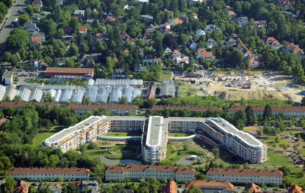 Berlin aus der Vogelperspektive: Gebäude des Altersheim - Seniorenresidenz der Rosenhof der Rosenhof Ahrensburg Seniorenwohnanlage Betriebsgesellschaft mbH in Berlin