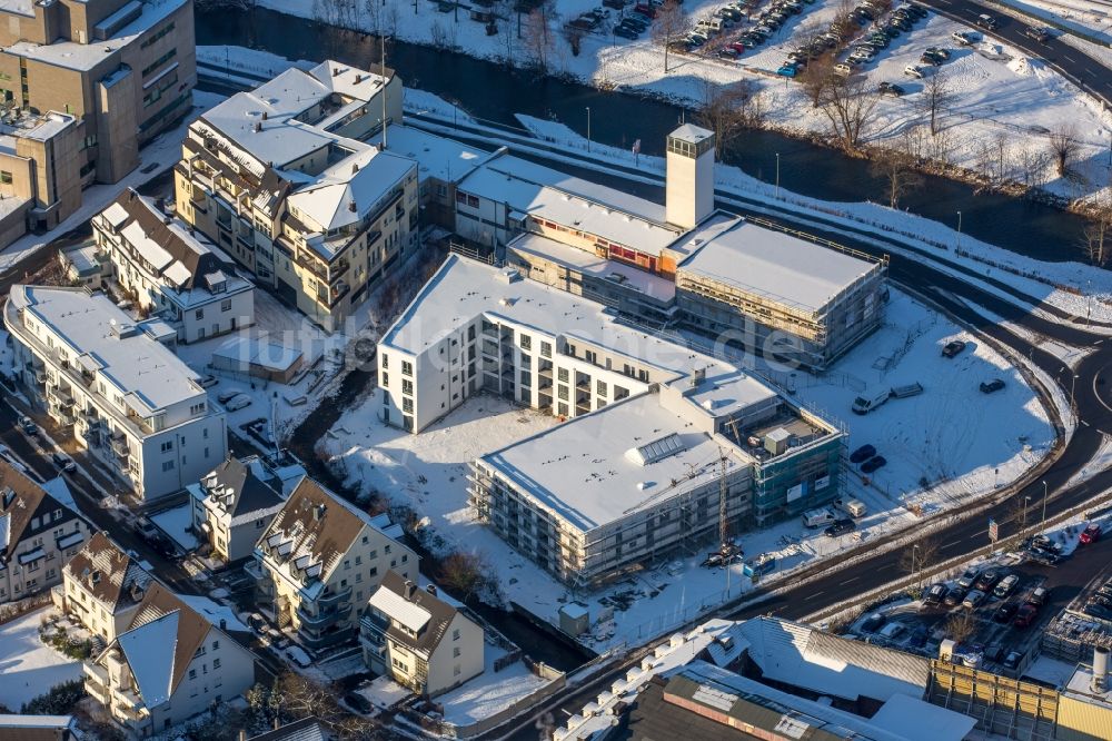 Meschede von oben - Gebäude des Altersheim - Seniorenresidenz der Siedlungs- und Baugenossenschaft Meschede eG „Rinschen Park“ in Meschede im Bundesland Nordrhein-Westfalen