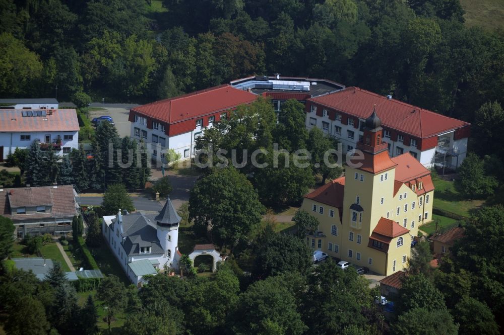 Glaubitz von oben - Gebäude des Altersheim - Seniorenresidenz der Volkssolidarität Schlossresidenz Glaubitz GmbH in Glaubitz im Bundesland Sachsen