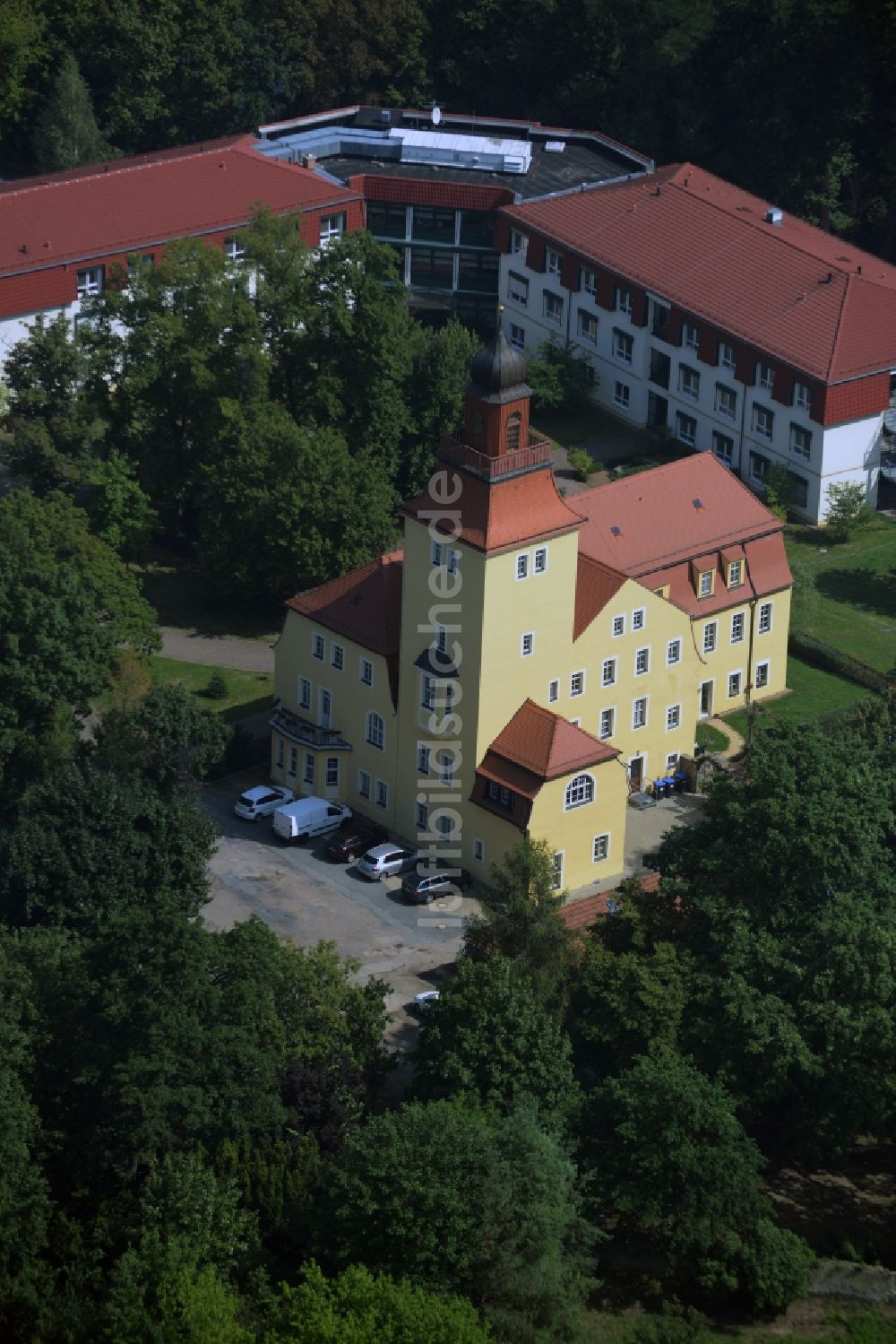 Luftbild Glaubitz - Gebäude des Altersheim - Seniorenresidenz der Volkssolidarität Schlossresidenz Glaubitz GmbH in Glaubitz im Bundesland Sachsen