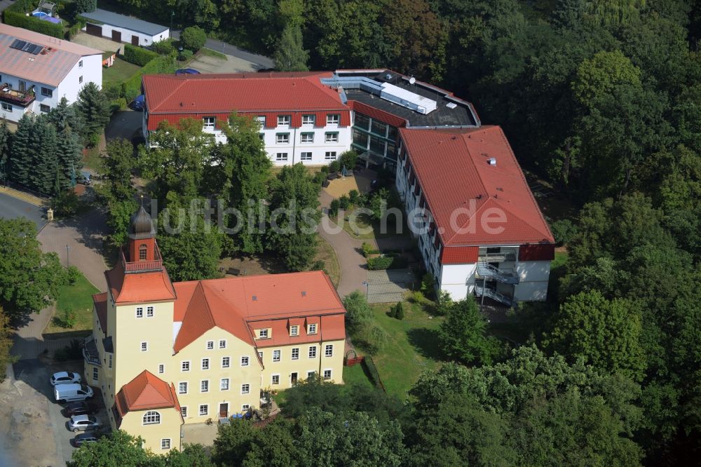 Glaubitz von oben - Gebäude des Altersheim - Seniorenresidenz der Volkssolidarität Schlossresidenz Glaubitz GmbH in Glaubitz im Bundesland Sachsen