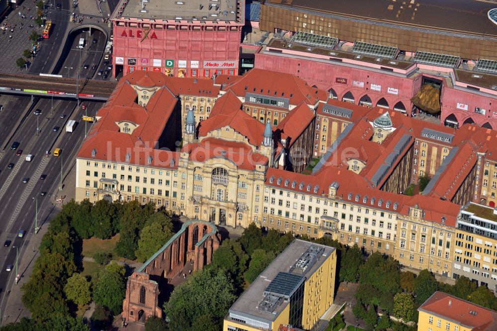 Berlin Mitte aus der Vogelperspektive: Gebäude des Amtsgericht Mitte in der Littenstraße mit Blick auf das Einkaufszentrum ALEXA im Stadtbezirk Mitte in Berlin