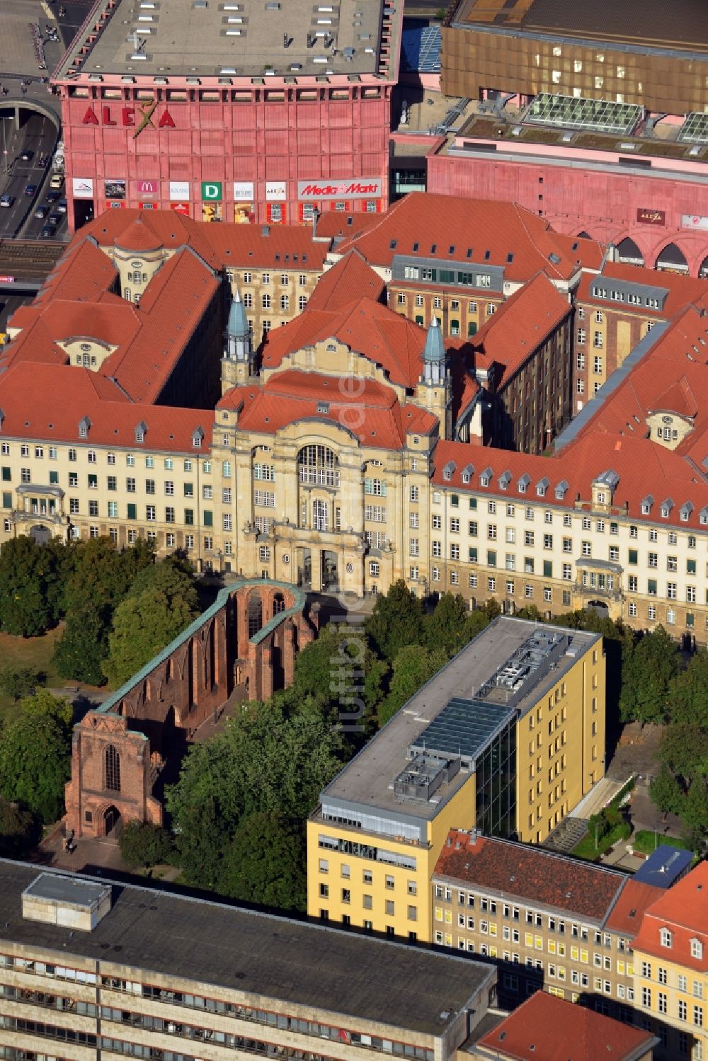 Luftbild Berlin Mitte - Gebäude des Amtsgericht Mitte in der Littenstraße mit Blick auf das Einkaufszentrum ALEXA im Stadtbezirk Mitte in Berlin