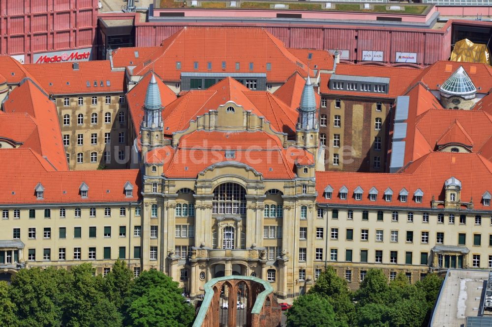 Luftbild Berlin Mitte - Gebäude des Amtsgericht Mitte in der Littenstraße mit Blick auf das Einkaufszentrum ALEXA im Stadtbezirk Mitte in Berlin