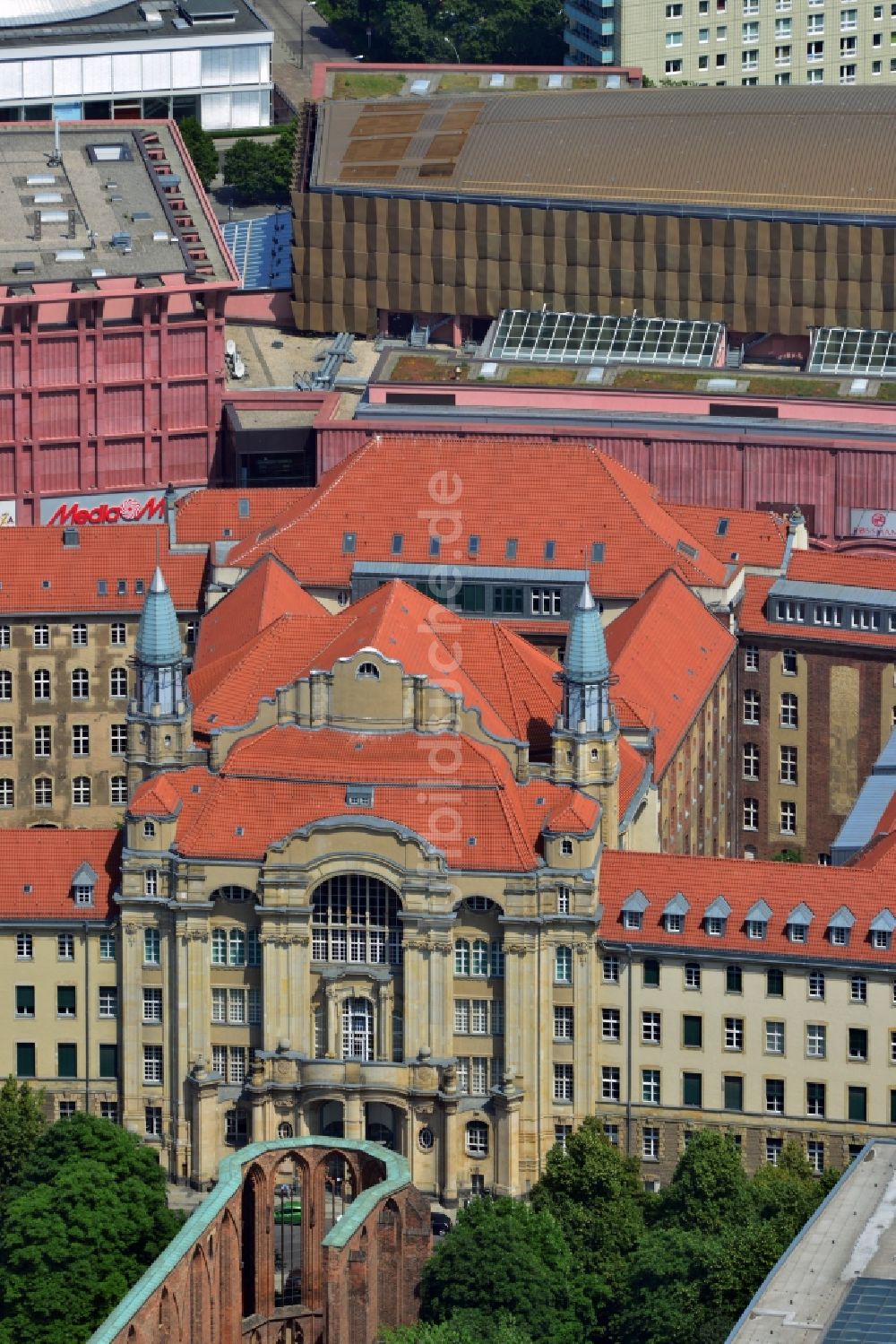 Berlin Mitte von oben - Gebäude des Amtsgericht Mitte in der Littenstraße mit Blick auf das Einkaufszentrum ALEXA im Stadtbezirk Mitte in Berlin