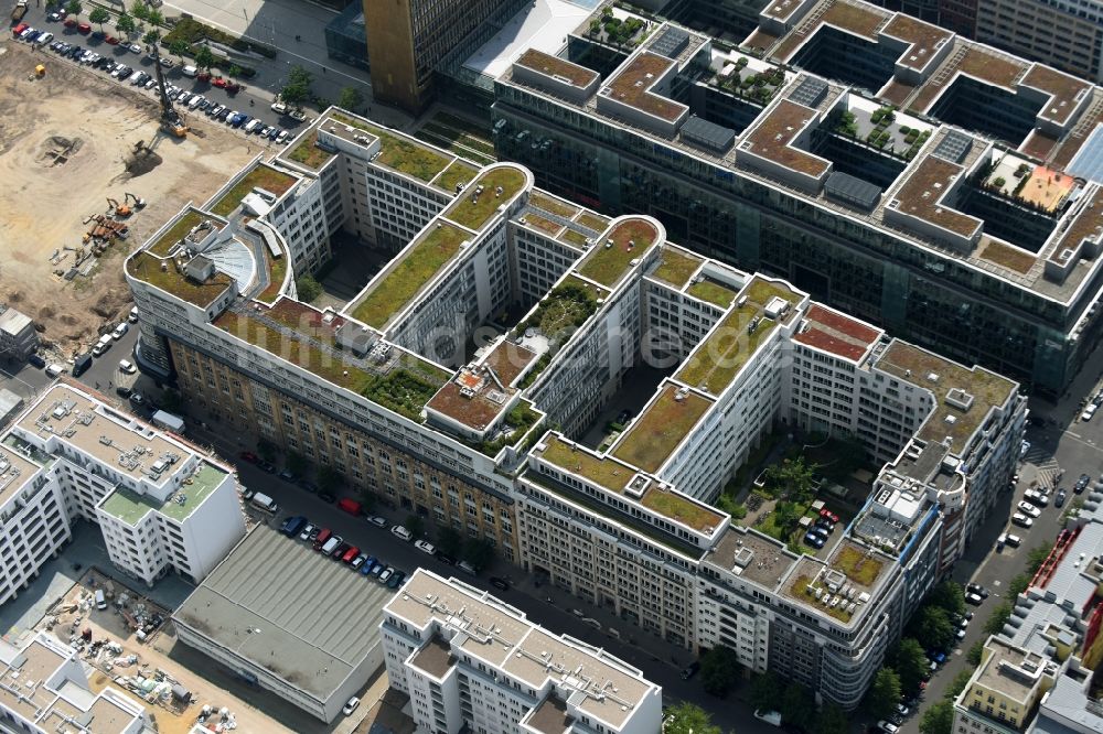 Berlin von oben - Gebäude der Axel-Springer-Passage im Stadtteil Kreuzberg in Berlin