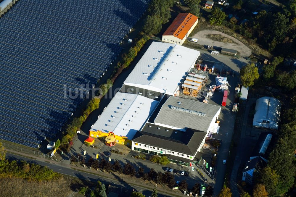 Wittenberge aus der Vogelperspektive: Gebäude des Baumarktes Baufachzentrum an der Wahrenberger Straße in Wittenberge im Bundesland Brandenburg, Deutschland