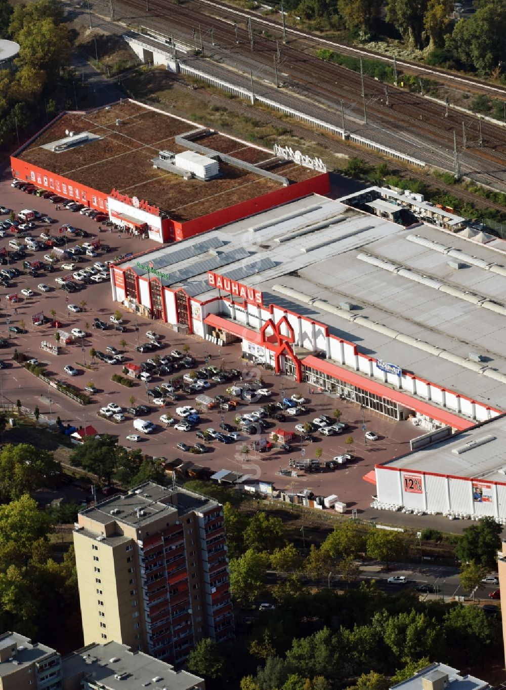 Berlin aus der Vogelperspektive: Gebäude des Baumarktes der BAUHAUS Berlin-Spandau An den Freiheitswiesen in Berlin