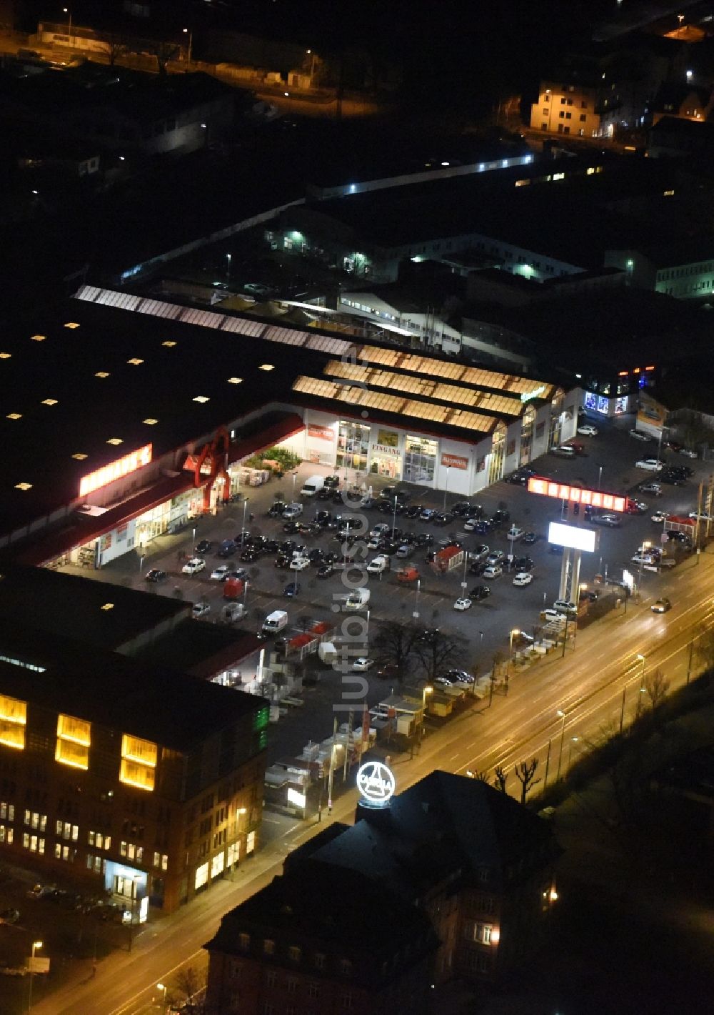 Luftaufnahme Frankfurt am Main - Gebäude des Baumarktes der BAUHAUS in Frankfurt am Main im Bundesland Hessen