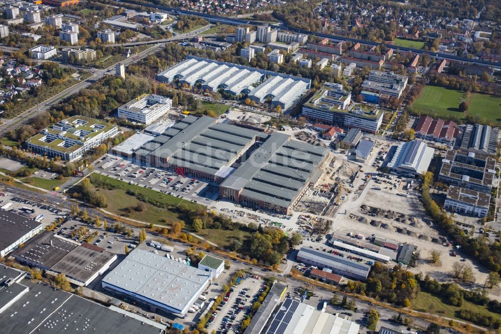 München von oben - Gebäude des Baumarktes der BAUHAUS München-Freimann im Ortsteil Schwabing-Freimann in München im Bundesland Bayern, Deutschland