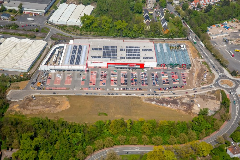 Bochum von oben - Gebäude des Baumarktes der Hagebaumarkt Ziesak an der Hauptstraße in Bochum im Bundesland Nordrhein-Westfalen