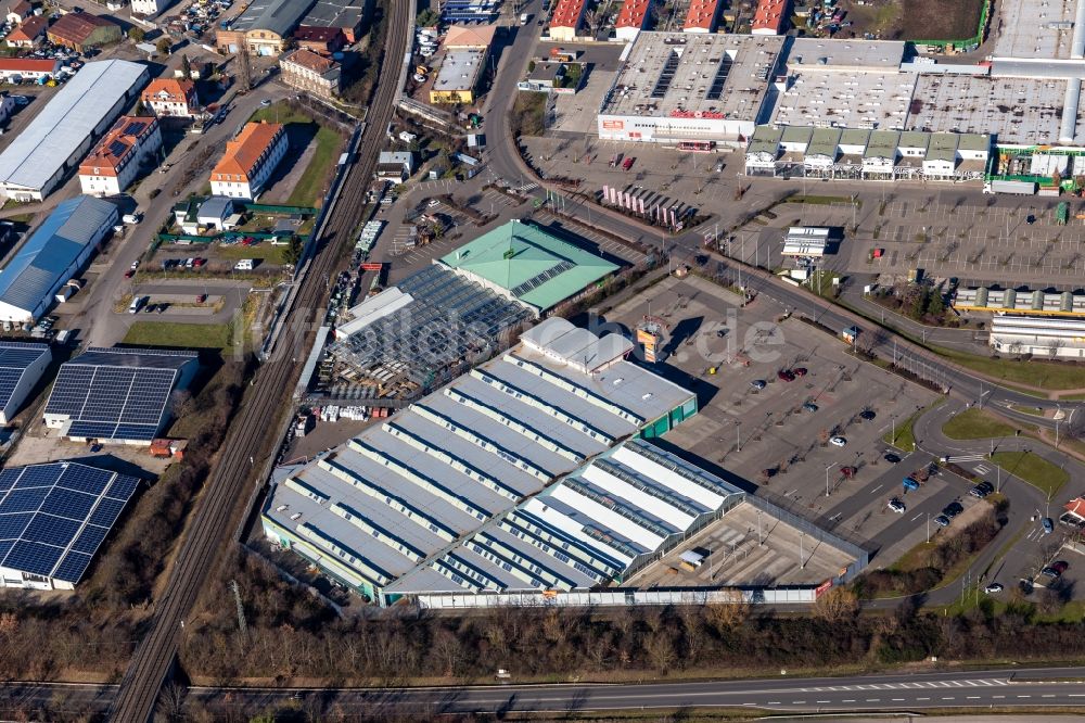 Neustadt an der Weinstraße von oben - Gebäude des Baumarktes hela Profi Zentrum Neustadt und Dehner Garten-Center in Neustadt an der Weinstraße im Bundesland Rheinland-Pfalz, Deutschland