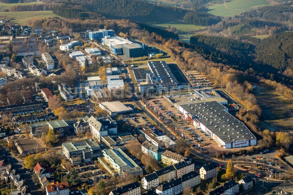 Lüdenscheid aus der Vogelperspektive: Gebäude des Baumarktes HELLWEG - Die Profi-Baumärkte GmbH & Co. KG in Lüdenscheid im Bundesland Nordrhein-Westfalen, Deutschland