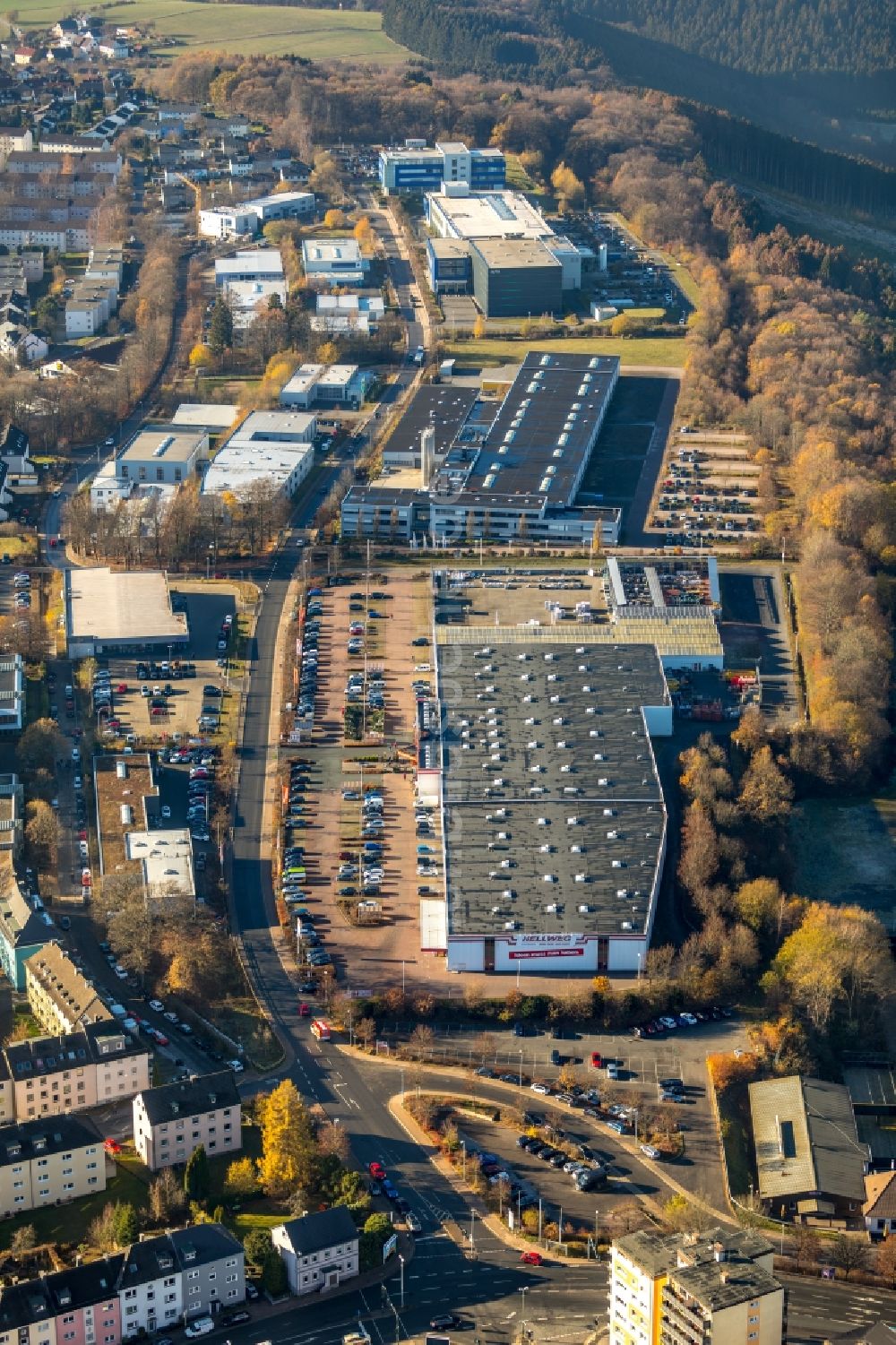 Luftaufnahme Lüdenscheid - Gebäude des Baumarktes HELLWEG - Die Profi-Baumärkte GmbH & Co. KG in Lüdenscheid im Bundesland Nordrhein-Westfalen, Deutschland