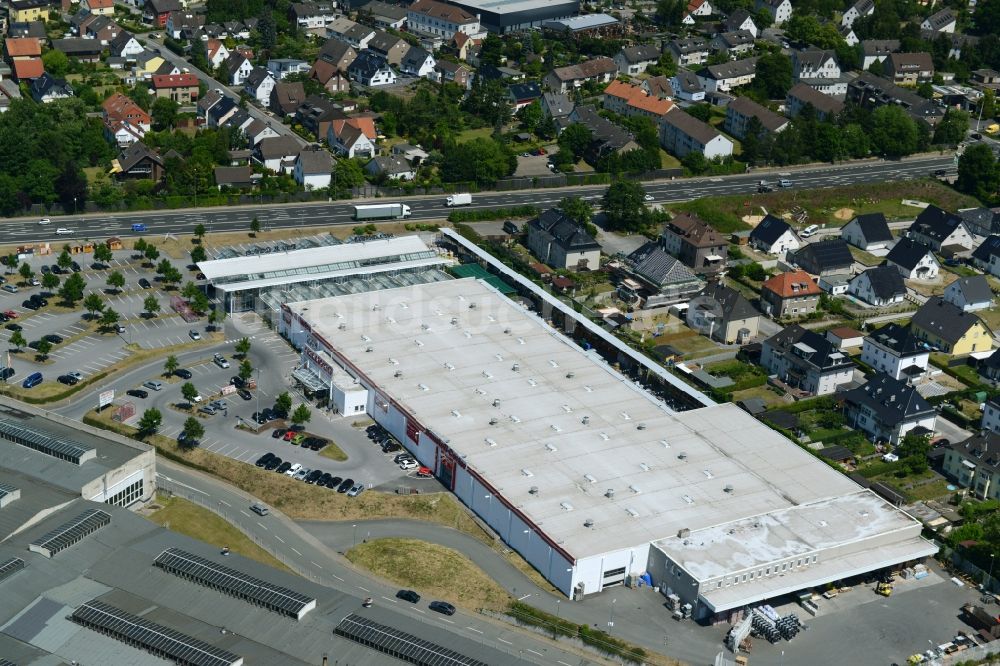 Bielefeld aus der Vogelperspektive: Gebäude des Baumarktes der Hellweg-Die Profibaumärkte GmbH & Co. KG am Südring in Bielefeld im Bundesland Nordrhein-Westfalen