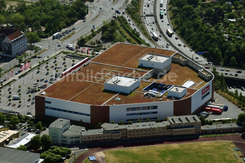 Luftaufnahme Berlin - Gebäude des Baumarktes der Höffner Möbelgesellschaft GmbH & Co. KG am Sachsendamm in Berlin, Deutschland