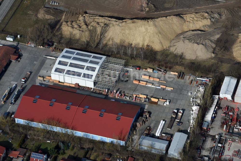 Luftbild Berlin - Gebäude des Baumarktes der HFM Nordholz Handelsgesellschaft mbH an der Pilgramer Straße im Ortsteil Mahlsdorf in Berlin