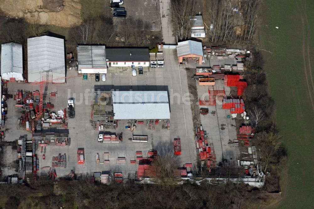 Luftaufnahme Berlin - Gebäude des Baumarktes der HFM Nordholz Handelsgesellschaft mbH an der Pilgramer Straße im Ortsteil Mahlsdorf in Berlin