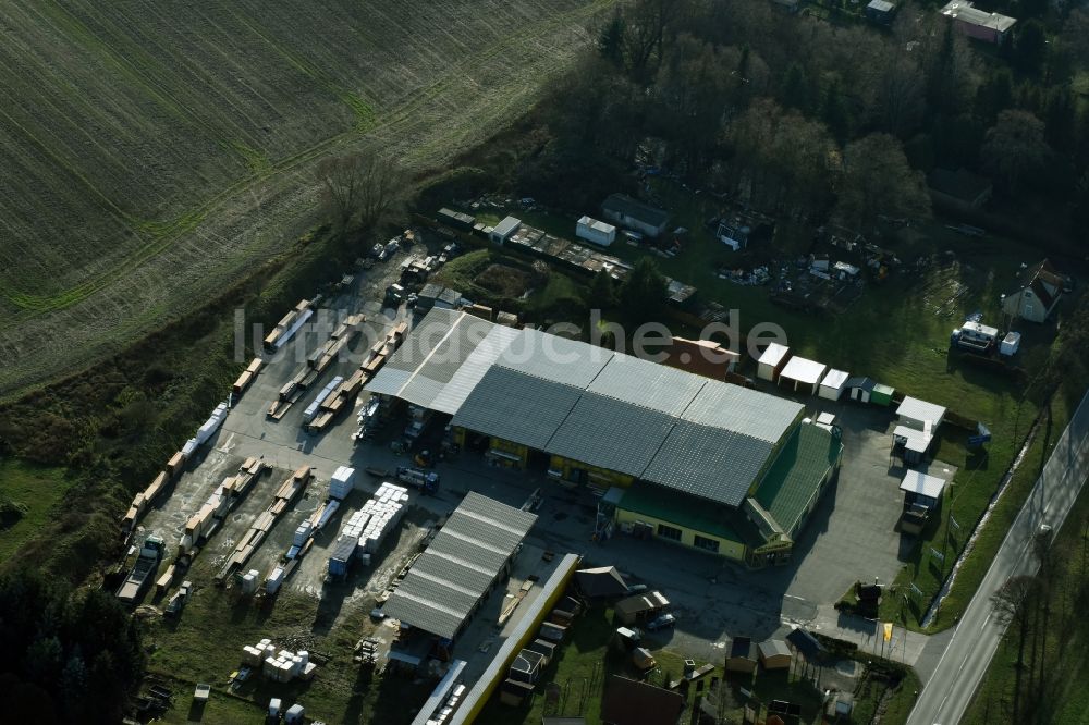 Bernau von oben - Gebäude des Baumarktes der Holz-Zentrum Theile Bernau GmbH & Co KG an der Schwanebecker Chaussee in Bernau im Bundesland Brandenburg