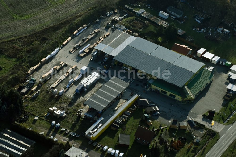 Bernau aus der Vogelperspektive: Gebäude des Baumarktes der Holz-Zentrum Theile Bernau GmbH & Co KG an der Schwanebecker Chaussee in Bernau im Bundesland Brandenburg