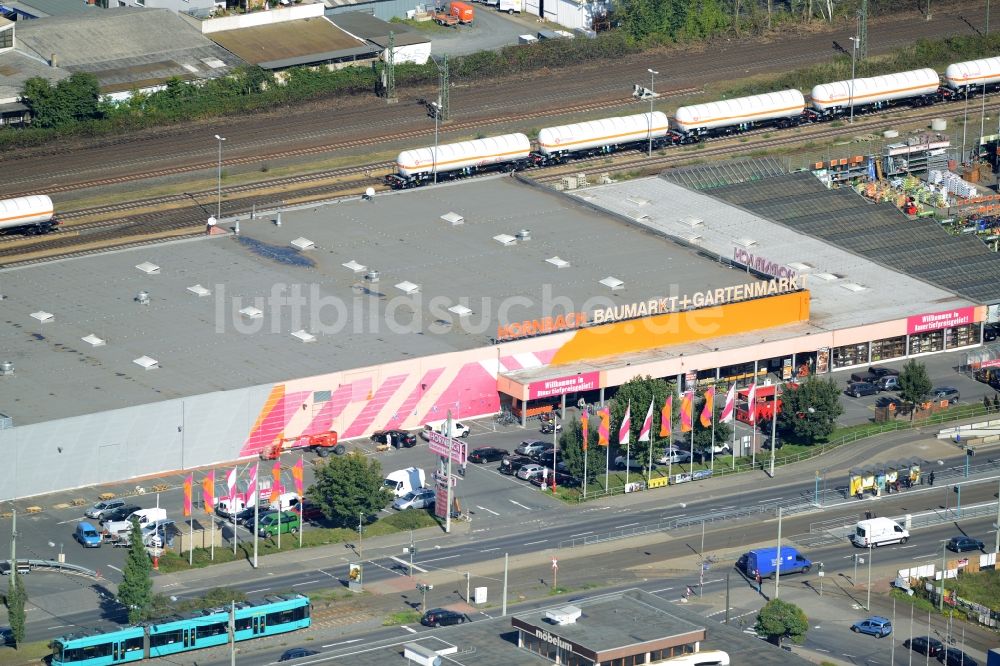 Luftaufnahme Frankfurt am Main - Gebäude des Baumarktes der Hornbach Gruppe an der Hanauer Landstraße im Stadtteil Fechenheim in Frankfurt am Main im Bundesland Hessen