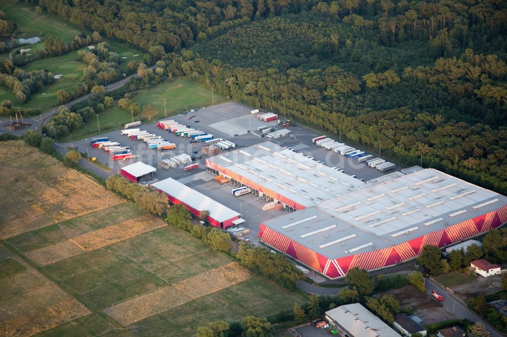 Luftaufnahme Bornheim - Gebäude des Baumarktes der Hornbach Zentrale im Ortsteil Industriegebiet Bornheim in Bornheim im Bundesland Rheinland-Pfalz