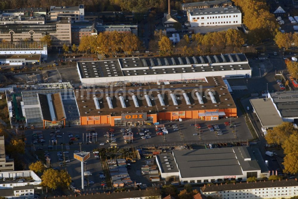 Luftaufnahme Berlin - Gebäude des Baumarktes OBI Baumarkt an der Naumburger Straße im Ortsteil Neukölln in Berlin, Deutschland