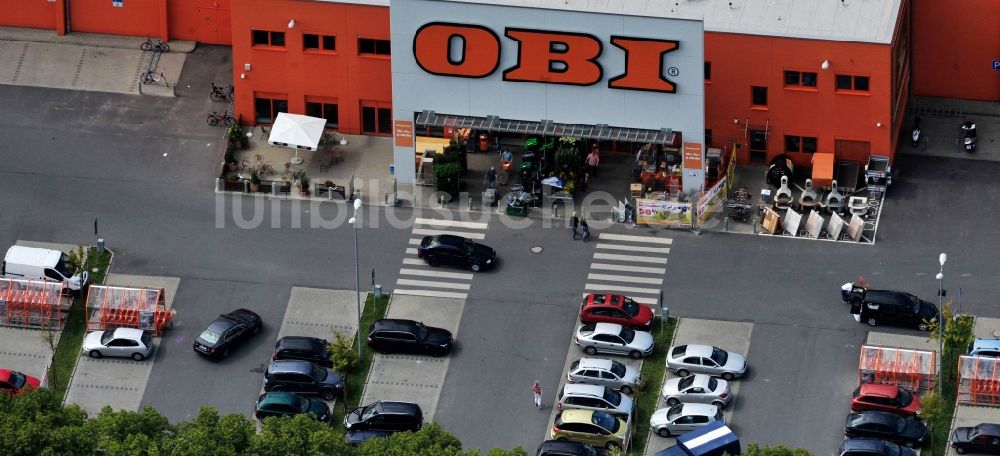 Bernau aus der Vogelperspektive: Gebäude des Baumarktes OBI an der J.-F.-A Johann-Friedrich-A.-Borsig-Straße in Bernau im Bundesland Brandenburg, Deutschland