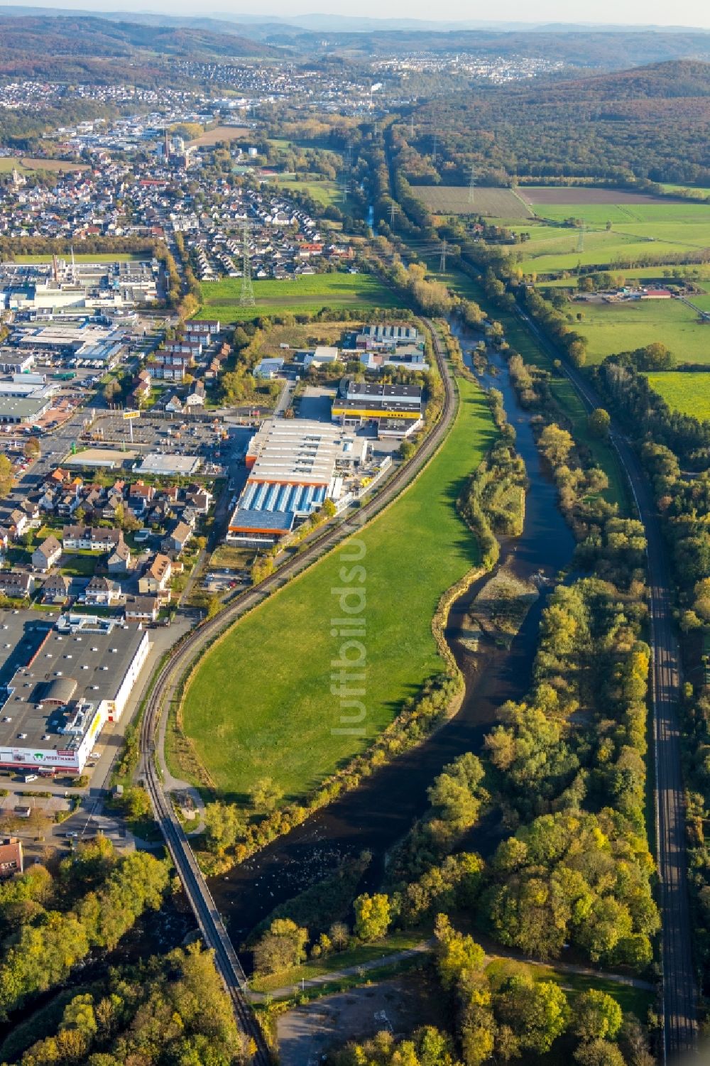 Luftaufnahme Arnsberg - Gebäude des Baumarktes OBI Markt Arnsberg in Arnsberg im Bundesland Nordrhein-Westfalen, Deutschland