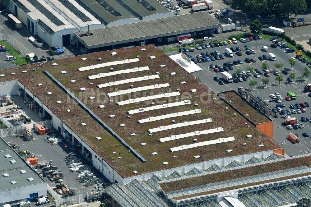 Luftaufnahme Berlin - Gebäude des Baumarktes der OBI Markt Berlin-Neukölln an der Naumburger Straße im Ortsteil Neukölln in Berlin, Deutschland