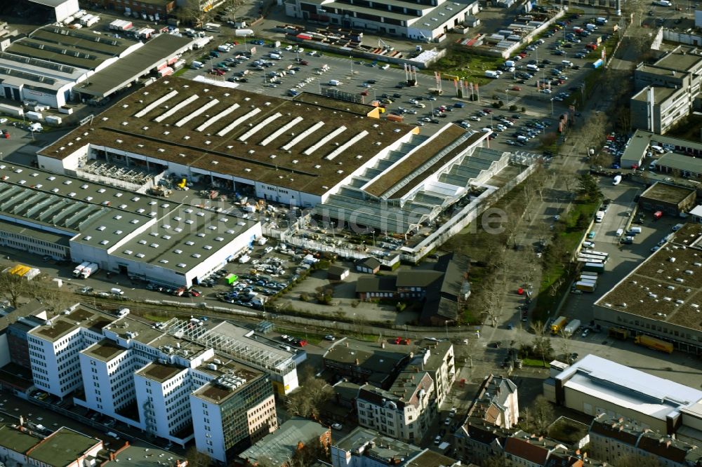 Berlin aus der Vogelperspektive: Gebäude des Baumarktes OBI Markt Berlin-Neukölln im Ortsteil Neukölln in Berlin, Deutschland