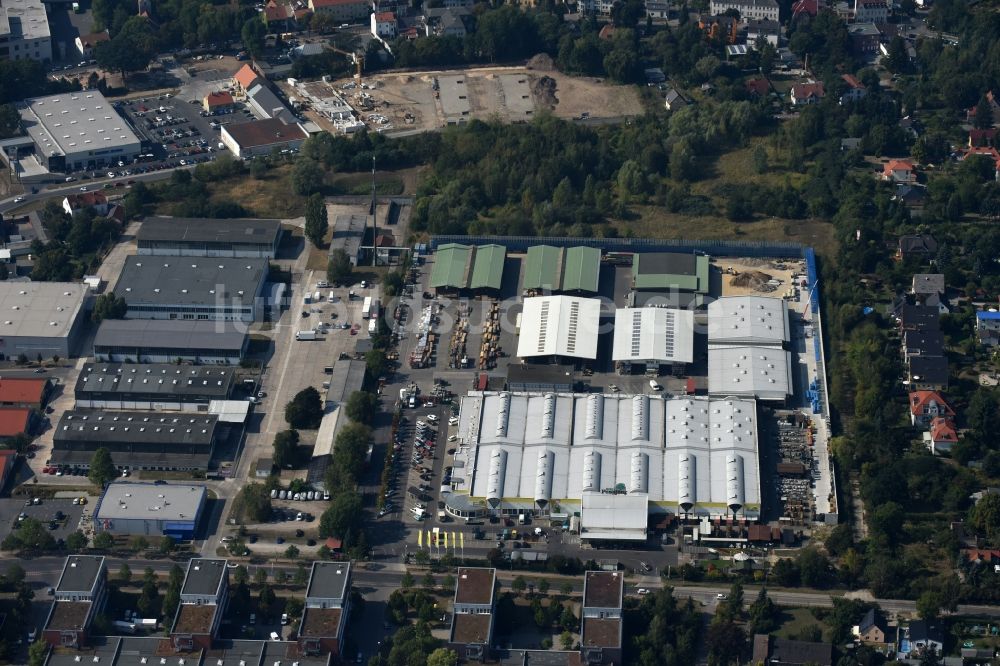 Berlin aus der Vogelperspektive: Gebäude des Baumarktes der Possling GmbH & Co.KG Mahlsdorf Landsberger Straße im Stadtteil Mahlsdorf in Berlin